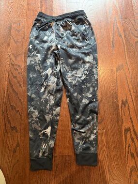 Under Armour big kids Black & Gray Camo Joggers